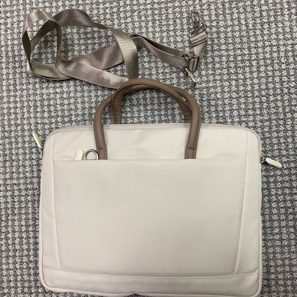 NWOT Women’s cream and taupe handle Briefcase with Detachable Strap